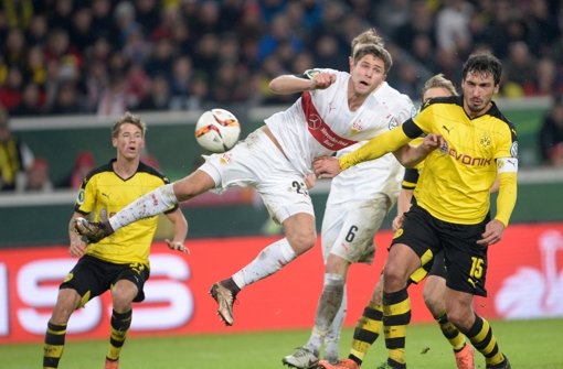 Artem Kravets gegen Mats Hummels: Im Viertelfinale des DFB-Pokals ist der VfB Stuttgart raus Foto: dpa
