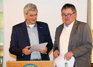Obermeister Frank Gess (links) ging auf die allgemeine und  Jürgen Greß auf die finanzielle Lage der Innung ein.  Foto: Wahl Foto: Schwarzwälder-Bote