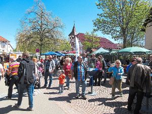 Besucher aus der ganzen Region kommen zum Dornhaner Frühlingsfest. Der Flohmarkt bietet Raritäten und Schnäppchen. Auf dem Bauernmarkt stehen die Kunden an manchen Ständen Schlange.  Foto: Haubold