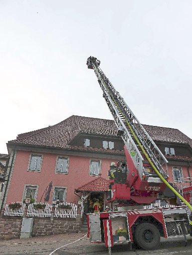 Mit der großen Drehleiter aus Donaueschingen wird der Brand von oben bekämpft.  Fotos: Heimpel Foto: Schwarzwälder-Bote