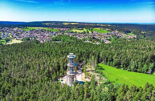 Ein imposantes Bauwerk: Der 55 Meter hohe Aussichtsturm bei Schömberg gewährt einen außergewöhnlichen Blick. Nun dürfen auch Besucher hinauf. Foto: Fritsch