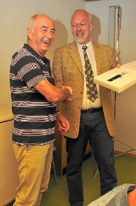 Manfred Kaufmann (links) wird für  20 Jahre im  Gemeinderat geehrt. Foto: Schnekenburger Foto: Schwarzwälder-Bote