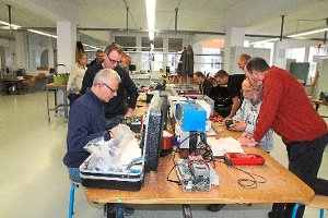 Den Ehrenamtlichen der Reparaturwerkstatt bereitet  die Beschäftigung mit allen möglichen  Geräten viel Spaß.   Fotos: Hübner Foto: Schwarzwälder-Bote