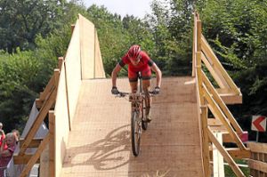 Torsten Marx in Aktion auf der Holzbrücke.  Foto: Kreidler Foto: Schwarzwälder-Bote