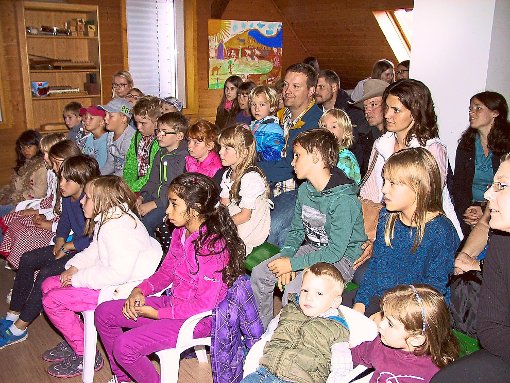 Gebannt verfolgen die kleinen und großen Besucher im Isinger Schulhaus die Marionettentheateraufführung. Foto: May Foto: Schwarzwälder-Bote
