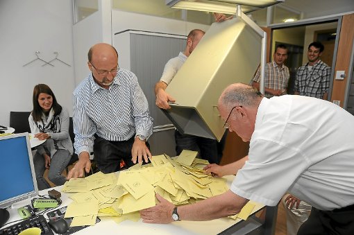 Auszählung der Stimmen der Gemeinderatswahl aus Oberschwandorf im Haiterbacher Rathaus Foto: Katzmaier Foto: Schwarzwälder-Bote