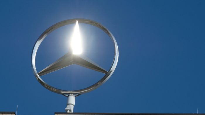 Mercedes-Stern auf alter Zentrale wird abgebaut