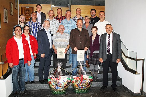 Die geehrten Blutspender des Jahres 2013 mit den Bereitschaftsführern Jörg Löffler und Rebekka Lachmann (links) und Bürgermeister Lothar Mennig (rechts) Foto: Lissy Foto: Schwarzwälder-Bote