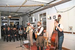 Die vier Musiker  von Hemo and the other traten am Samstag in der alten Schreinereiwerkstatt Fecker auf.  Foto: Wahl Foto: Schwarzwälder-Bote