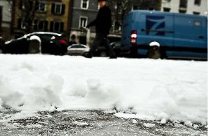 Unter der Schneedecke auf dem Wilhelmsplatz liegt eine Eisplatte. Foto: Leif Piechowski