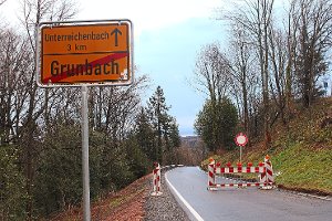 Die Landesstraße 338 zwischen Unterreichenbach und Grunbach bleibt weiter gesperrt.  Geröll gefährdet die Strecke. Deshalb wird ein Teil des Hanges an der Straße mit Stahlnetzen gesichert. ­­­­­­­­­­­­­­­­                                                                Fotos: Krämer Foto: Schwarzwälder-Bote