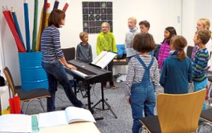 Unter der Leitung von Selina Fritz (links) ist der Kinder-Projektchor für die beiden Kirchen­konzerte seit Wochen fleißig am Üben.  Foto: Weiß Foto: Schwarzwälder-Bote