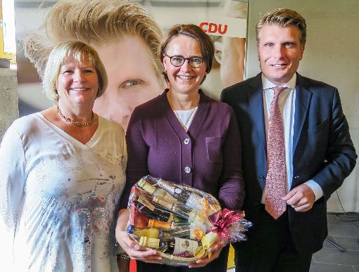 Ortsvorsteherin Juliane Gärtner begrüßt Annette Widmann-Mauz und Thomas Bareiß (von links). Foto: Retter Foto: Schwarzwälder-Bote