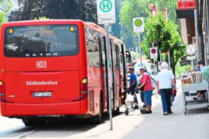 Ein Bus der Linie 7270 (bald wohl 270) an der Haltestelle am Marktplatz in Triberg. Foto: Kommert Foto: Schwarzwälder-Bote