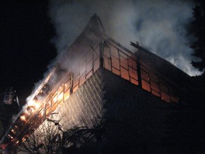 Die katholische Kirche in Frommern wurde in der Nacht zum Sonntag ein Raub der Flammen. Foto: sb