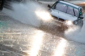 Bei strömendem Regen setzt ein 29-jähriger mit seinem BMW am Sonntagvormittag auf der Autobahn nahe Rutesheim zum Überholen an - und kommt von der Straße ab. Der Wagen überschlägt sich mehrfach. Diese und weitere Meldungen der Polizei aus der Region Stuttgart. Foto: dpa/Symbolbild