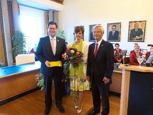 Nach der Verpflichtung (von links): Oberbürgermeister Julian Osswald, seine Frau Kristina und Wolfgang Tzschupke. Foto: Müller