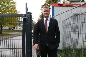 NRW-Innenminister Ralf Jäger (SPD) verlässt nach einer Besichtigung das Gelände des Flüchtlingsheis der ehemaligen Siegerland-Kaserne in Burbach (Nordrhein-Westfalen).  Foto: dpa
