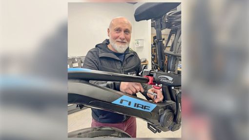 Pierino Silano (56) ist begeisterter Radler und war bereits in seiner Jugend mit dem Rennrad unterwegs. Seither hat er viele Jahre Erfahrung in der Fahrradbranche gesammelt. Im März will er das Traditionsgeschäft Zweirad Hug wiedereröffnen. Foto: Hannah Schedler