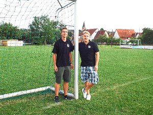 Thorsten Hauff (links) und Florian Bächle leiten zusammen mit René Fichter das 43. Geislinger Stadtfußballturnier. Dazu, dass dieses ein ausgelassenes Fest werden kann, tragen alle rund 50 KJG-Mitglieder bei. Foto: Schnurr Foto: Schwarzwälder-Bote