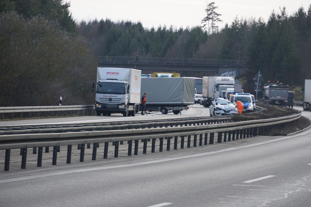 Ein Auffahrunfall hat für eine Vollsperrung auf der A 81 zwischen Empfingen und Horb gesorgt. Ein Renault krachte in ein Stauende.