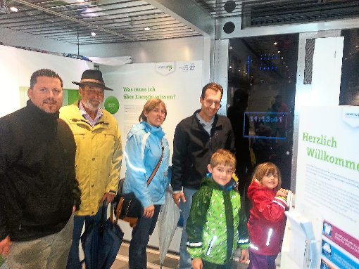 Marc Hammer (von links), Anton, Marion, Tobias, Jonas und Sonja Birlinger probierten im Erlebnismobil aus, wie Energie nachhaltiger verwendet werden kann. Fotos: Feinler Foto: Schwarzwälder-Bote