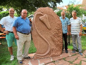 Volker Schuler, Hans Platz, Karl Lang und Harald Kübler (von links) freuen sich über die Enthüllung des Trias-Steins.  Foto: Priestersbach Foto: Schwarzwälder-Bote