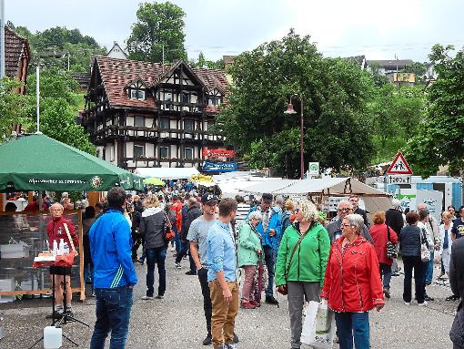 Gegen Mittag füllt sich der Pfingstmarkt. Die Besucher kaufen ein und halten gern ein Schwätzle. Fotos: Gukelberger Foto: Schwarzwälder-Bote