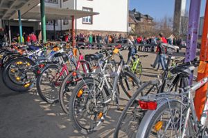 Gut 120 Fahrräder in allen Varianten sind zum Auftakt des Radbasars  im Angebot.  Es gibt Mountainbikes, Kinder-, Renn- und Tourenräder ebenso wie ein Tandem und ein Einrad.  Foto: Hübner Foto: Schwarzwälder-Bote