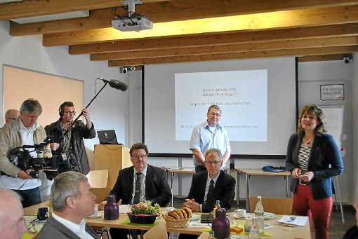 Staatssekretär Hans-Joachim Fuchtel (von links) diskutierte mit Bürgermeister Armin Jöchle, Winfried und Juliane Vees sowie vielen Landwirten über erneuerbare Energien. Foto: Baum Foto: Schwarzwälder-Bote
