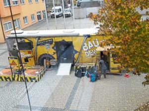 Der gelbe BauBus ist ein Hingucker auf dem Oberndorfer Schulhof.  Fotos: Schule Foto: Schwarzwälder-Bote