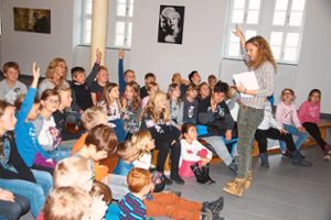 Intensiv waren die Gespräche der Schüler mit der Autorin Corinna Harder, wenn es darum ging, die Rätsel zu lösen, wie hier an der Josef Hebting Schule in Vöhrenbach. Foto: Heimpel Foto: Schwarzwälder-Bote