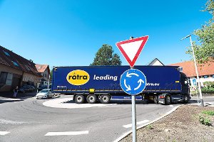 Der Schwerlastverkehr hat mit dem Minikreisel in Obereschach so seine Schwierigkeiten und muss diesen teilweise überfahren. Foto: Eich