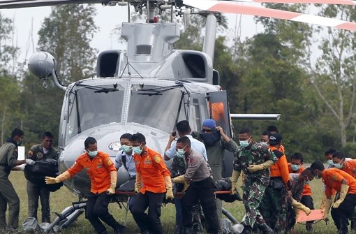 Am Sonntag haben die Bergungskräfte ihre Suche nach Opfern des Flugzeugabsturzes vorübergehend eingestellt. Foto: dpa
