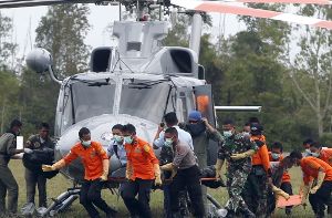 Am Sonntag haben die Bergungskräfte ihre Suche nach Opfern des Flugzeugabsturzes vorübergehend eingestellt. Foto: dpa