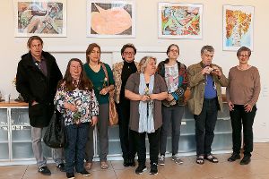 Die Künstler mit ihren Werken: Die Mitglieder der Malwerkstatt stellen ihr Bilder im Gemeindehaus Fronhof in Frommern aus.  Foto: Baumann Foto: Schwarzwälder-Bote