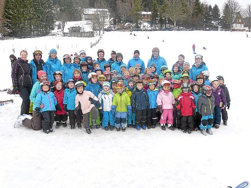 71 Jungen und Mädchen  nahmen Anfang des Jahres an den Ski/Snowboard- und Bambini-Kurse in Schönwald teil. Fotos: TV Haslach Foto: Schwarzwälder-Bote