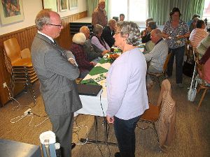 Jürgen Ulrich (links)  referierte beim Seniorennachmittag über das Thema Erben und stieß dabei auf   Interesse. Foto: Seniorentreff Foto: Schwarzwälder-Bote