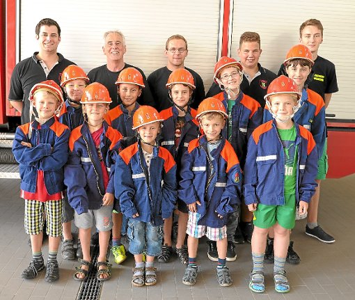 Wer möchte nicht mal gern Feuerwehrmann spielen? Das Kinderferienprogramm  Hörschweiler macht’s möglich. Foto: Maier Foto: Schwarzwälder-Bote