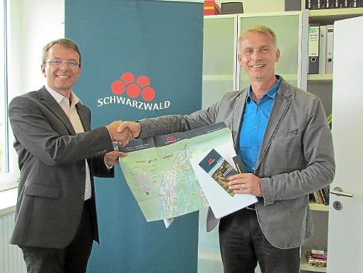 Bürgermeister Rolf Breisacher und Christoph Krull (rechts) , Geschäftsführer der Schwarzwald Tourismus GmbH, präsentieren das KONUS-Angebot für die Gäste in Gütenbach.                                  Foto:      STG Foto: Schwarzwälder-Bote