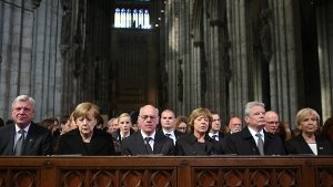 Merkel und Gauck trauern mit Angehörigen