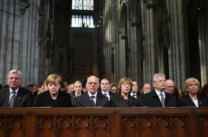Kanzlerin Angela Merkel und Bundespräsident Joachim Gauck stehen den Opferfamilien in ihrer Trauer bei. Foto: dpa