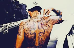Lewis Hamilton und die Tätowierung auf den Schulterblättern, die für sein Leben und seine Karriere steht: „Still I Rise“ –  ich wachse stetig. Foto: Instagram