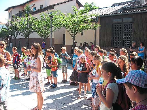 Gespannt warteten die Grundschüler darauf, ihre Brieffreunde endlich persönlich kennen zu lernen. Foto: Schule Foto: Schwarzwälder-Bote