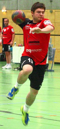 Kajetan Beyer (rotes Trikot) wird den SV Hausen verlassen und künftig für den Landesligisten TV Aixheim auf Torejagd gehen. Foto: Peiker Foto: Schwarzwälder-Bote
