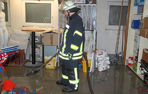 Einsatz in der Mühlenstraße: Die Feuerwehr war nach den heftigen Regenfällen am Montagabend im Einsatz und musste einen Keller leerpumpen. Foto: Horn