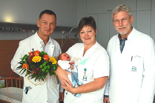 Freude über die 1000. Geburt in Freudenstadt (von links): Oberarzt Andreas Kuznik, Schwester Svetlana Pineker mit Baby Julian und Chefarzt Jürgen Schulze-Tollert. Foto: KLF