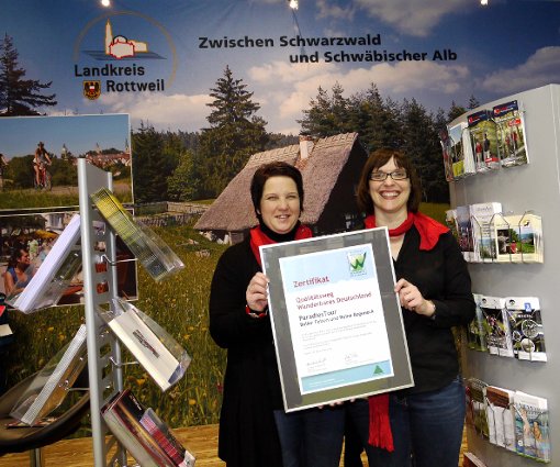 Michaela Schmiedel und Irmgard Schumacher freuen sich über das Zertifikat für drei Touren im Wanderparadies Schwarzwald und Alb, das sie auf der Messe CMT entgegengenommen haben. Foto: Eyrich