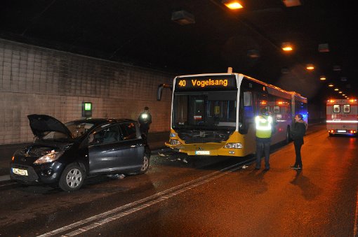 Bei einem Unfall mit einem Linienbus der SSB wurden zwei Menschen leicht verletzt Foto: Andreas Rosar Fotoagentur-Stuttgart