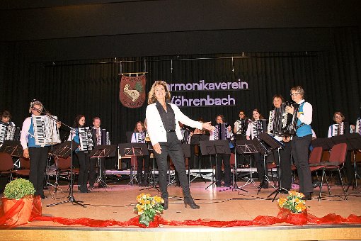 Dirigentin Conny Henkemeyer ist stolz auf die musikalische Leistung des Harmonikaverein Vöhrenbach beim Wunschkonzert. Foto: Larhzal Foto: Schwarzwälder-Bote